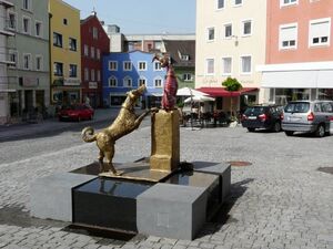 &quot;Der Hundling&quot; am Fischbrunnenplatz - eine Neustifter-Skulptur